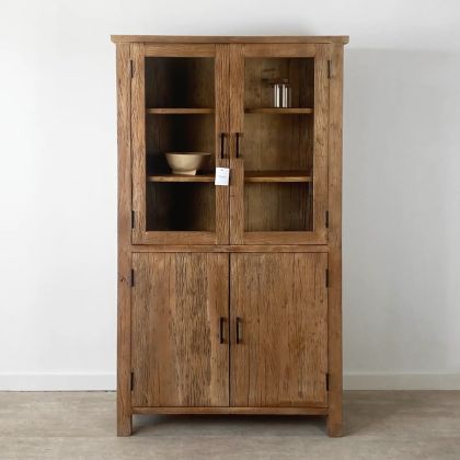 Vitrina en madera reciclada marrón y cristal.