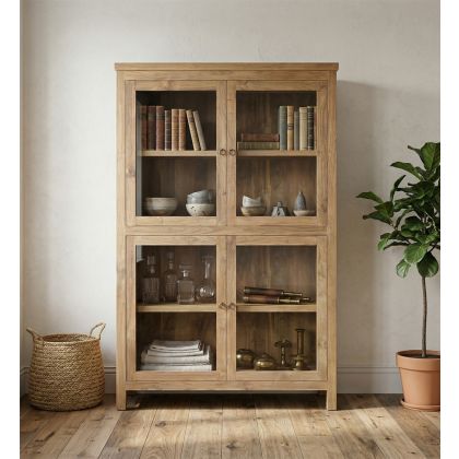Vitrina en madera de teca natural con puertas de cristal.
