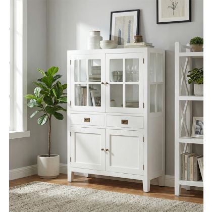 Vitrina en madera de mindi blanca con puertas de cristal y detalles en bronce.