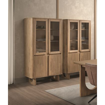 Vitrina en madera natural y puertas de vidrio.