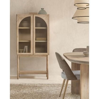 Vitrina en madera natural y puertas de vidrio.