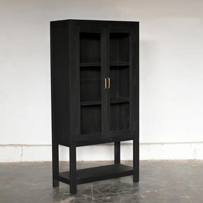 Vitrina en madera negra y puertas de cristal.