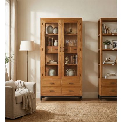 Vitrina en madera de mindi natural, metal negro y puertas de cristal.