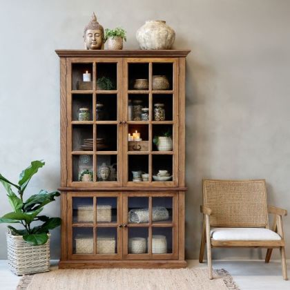 Vitrina en madera de álamo, chapa de madera marrón y vidrio.