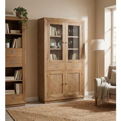 Vitrina en madera de mindi natural y puertas de cristal.