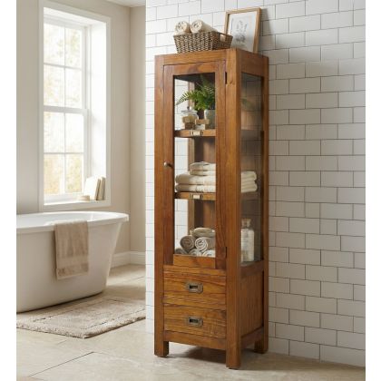 Vitrina en madera de mindi natural con puertas de cristal y detalles en bronce.
