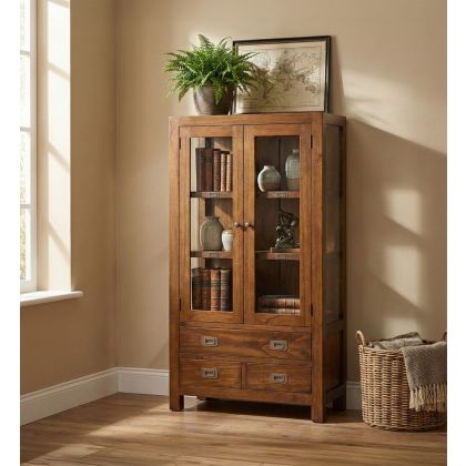Vitrina en madera de mindi natural con puertas de cristal y detalles en bronce.