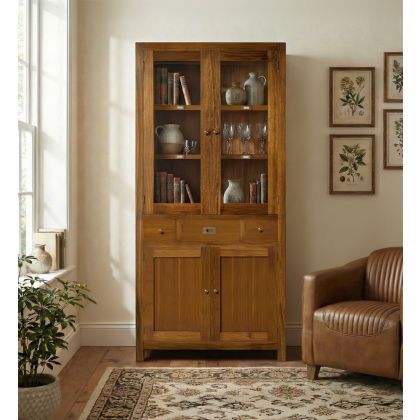 Vitrina en madera de mindi natural y puertas de cristal.