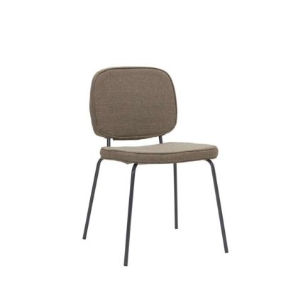 Silla industrial en tela arena oscura y metal negro.