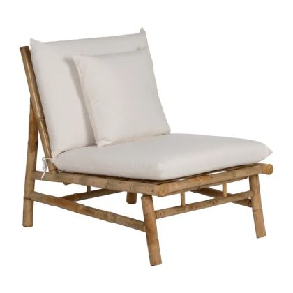 Sillón tropical en bambú natural y tela blanca.