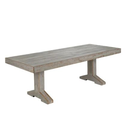 Mesa de comedor rústica en madera gris desgastada.