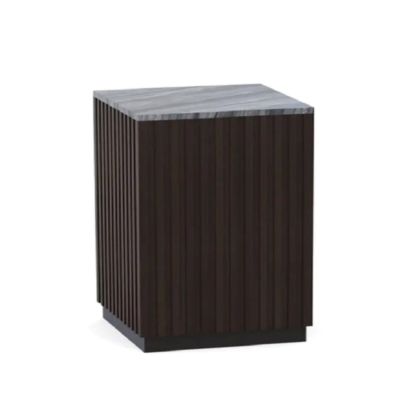 Pilar de diseño moderno en mármol negro veteado y base de madera marrón oscuro.